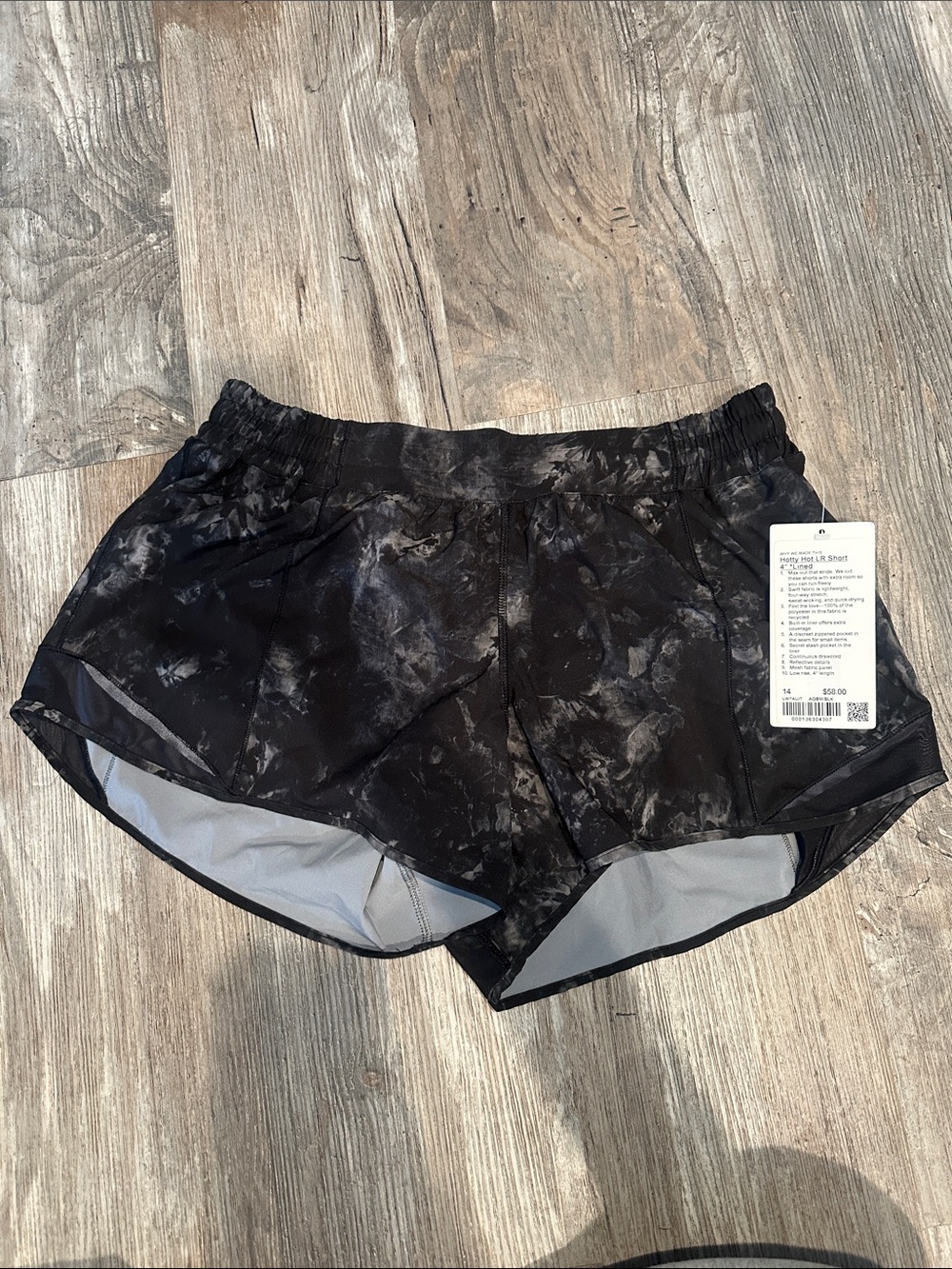 NEW with tags! Lululemon Hotty Hot Low-Rise Short 4" Aquila Black Multi/Black